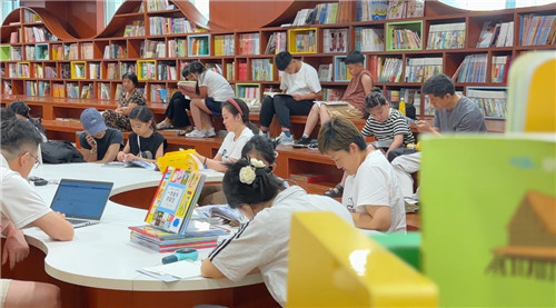 富旺配资 暑假即将结束 书店提前“开学”