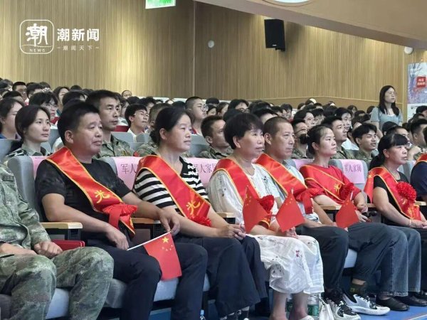嗨牛股票 浙江23岁双胞胎兄弟亮相阅兵装备方队！父母：很骄傲